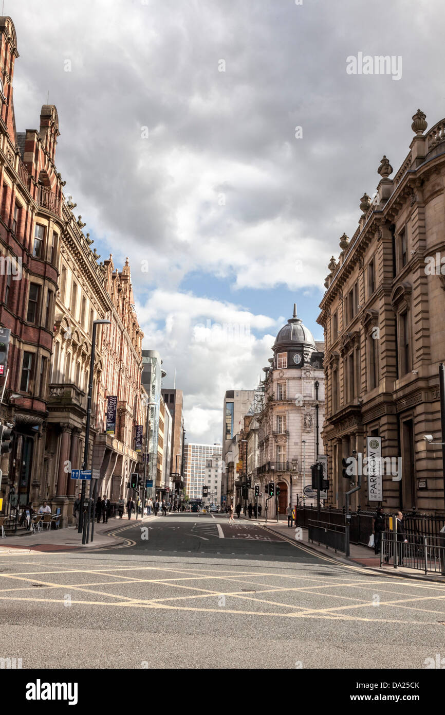 Blick von Headrow Ende der Queen Hotel Park Row. Sehr tiefe Schärfentiefe. Sonniger Tag mit Wolken und pa Stockfoto