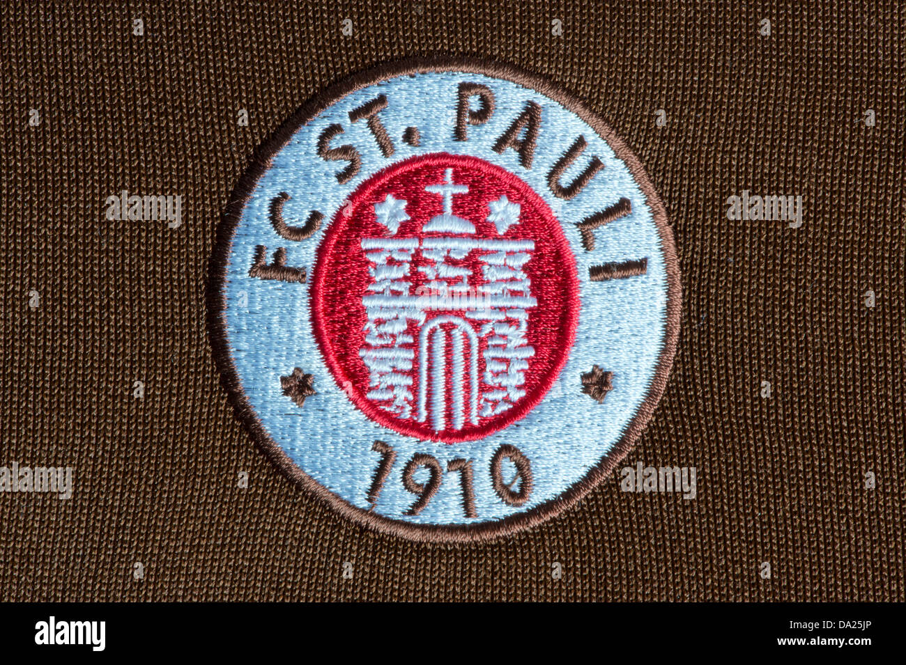 Das St. Pauli-Fußball-Club Abzeichen wie auf einer offiziellen Trainingsanzug (nur zur redaktionellen Verwendung) zu sehen. Stockfoto