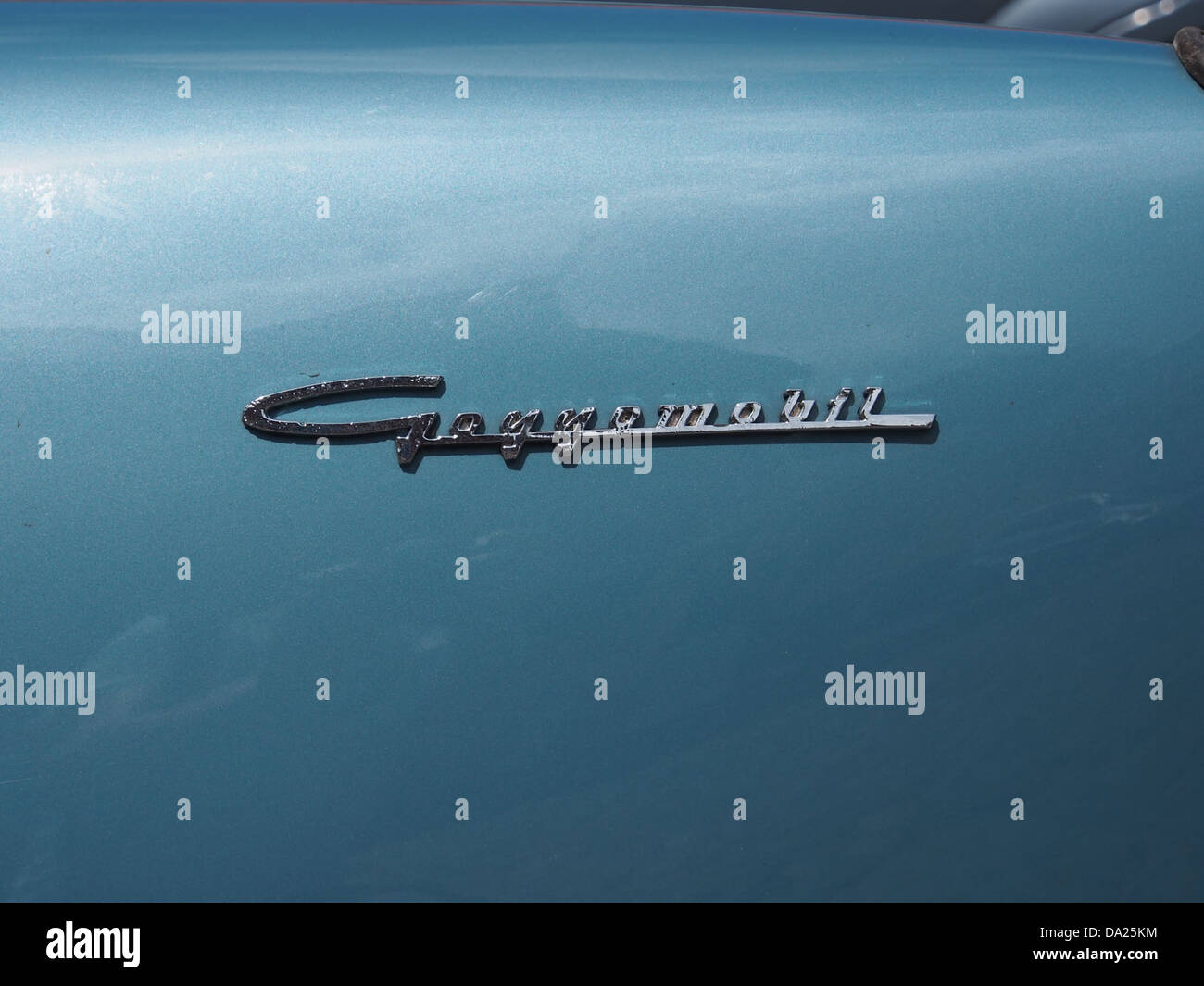 Der Goggomobil Dart ist ein Oldtimer-Sportwagen, der 2010 beim Nationaal Oldtimer Festival in Zandvoort vorgestellt wurde. Dieses Kompaktfahrzeug, das ursprünglich in den 1950er Jahren hergestellt wurde, ist aufgrund seines einzigartigen Designs und seiner Geschichte ein beliebter Klassiker bei Oldtimern. Stockfoto