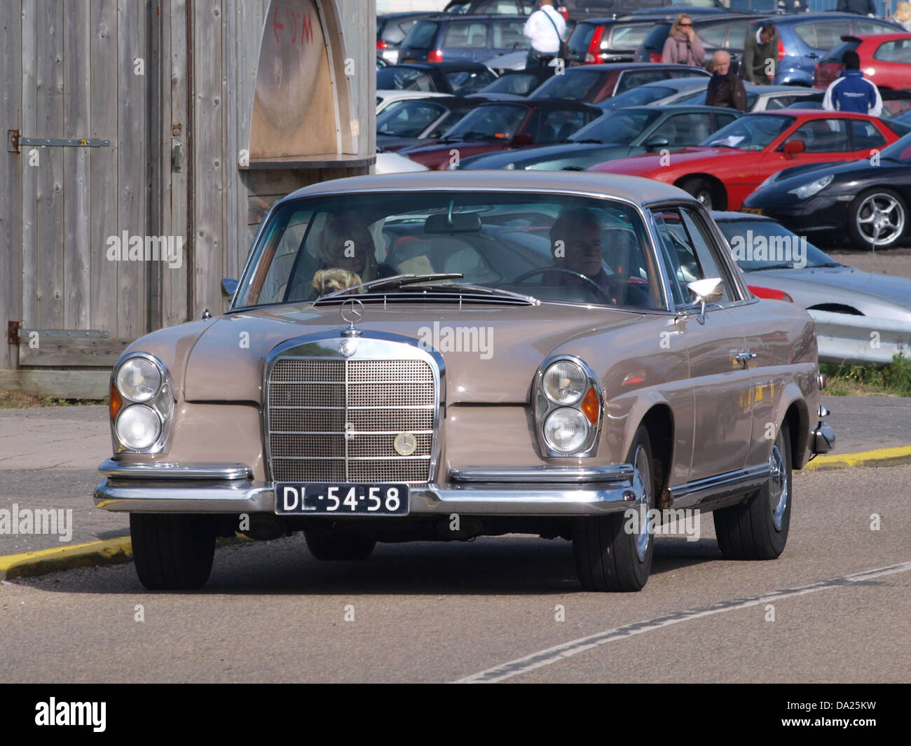 Das Mercedes-Benz 280 SE Coupé 1968 wurde auf dem Nationaal Oldtimer Festival in Zandvoort ausgestellt und zeigte sein klassisches Design und seine hervorragende Ingenieurskunst. Das Auto ist ein gut erhaltenes Beispiel für den AutomobilLuxus der 1960er Jahre. Stockfoto