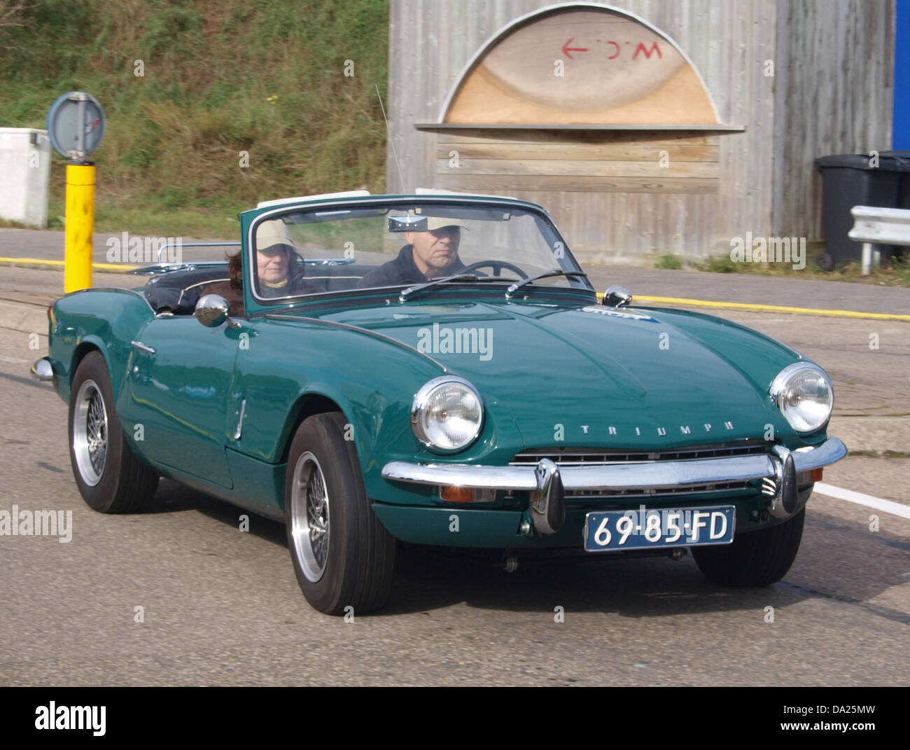 Der 1968 Triumph Spitfire Mk III, der 2010 während des Nationaal Oldtimer Festivals in Zandvoort aufgenommen wurde, ist ein klassischer britischer Sportwagen. Der Wagen, bekannt für sein schlankes Design und seine Leistung, war in den 1960er Jahren ein beliebtes Modell und bleibt ein gefeierter Teil der Automobilgeschichte. Stockfoto