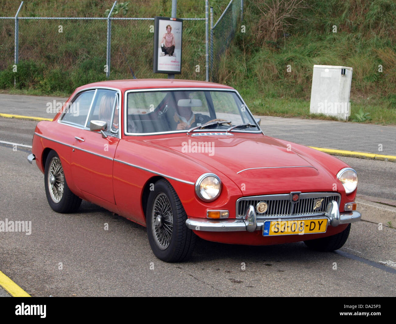 Dieses Bild zeigt einen 1969 MG C-GT, der 2010 auf dem Nationaal Oldtimer Festival in Zandvoort, Niederlande, ausgestellt wurde. Das Fahrzeug ist ein ikonisches Beispiel britischer Sportwagen aus den späten 1960er Jahren, bekannt für sein schlankes Design und seine Leistung. Stockfoto