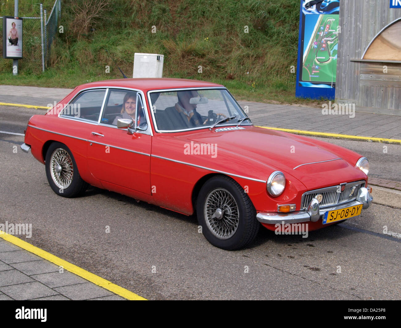 Der 1969 MG C-GT, fotografiert auf dem Nationaal Oldtimer Festival in Zandvoort, Niederlande im Jahr 2010, zeigt das legendäre Design und die Leistung des klassischen britischen Sportwagens. Das Bild fängt die schlanken Linien und den Vintage-Charme des Fahrzeugs bei einer prominenten Automobilveranstaltung ein. Stockfoto
