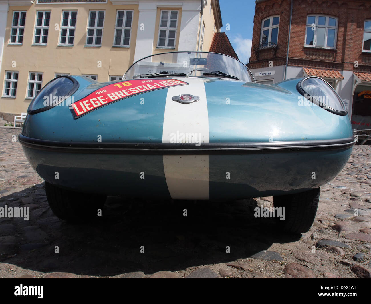 Der Goggomobil Dart, der auf diesem Foto vom Nationaal Oldtimer Festival Zandvoort 2010 zu sehen ist, ist ein Oldtimer, der für sein Design und seinen historischen Wert bekannt ist. Bei der Veranstaltung werden Oldtimer, darunter auch dieses legendäre Modell, vorgestellt, das die Automobilgeschichte bewahrt. Stockfoto