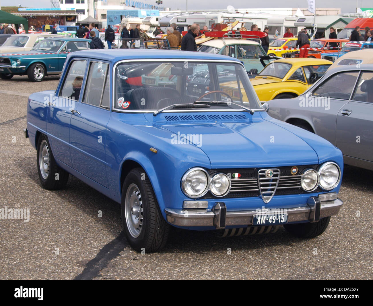 Der Alfa Romeo Giulia Super 1,3 Lusso von 1972, der auf dem Nationaal Oldtimer Festival in Zandvoort 2010 präsentiert wurde, unterstreicht das Vintage-Design und die historische Bedeutung des Fahrzeugs in der Automobilkultur. Stockfoto