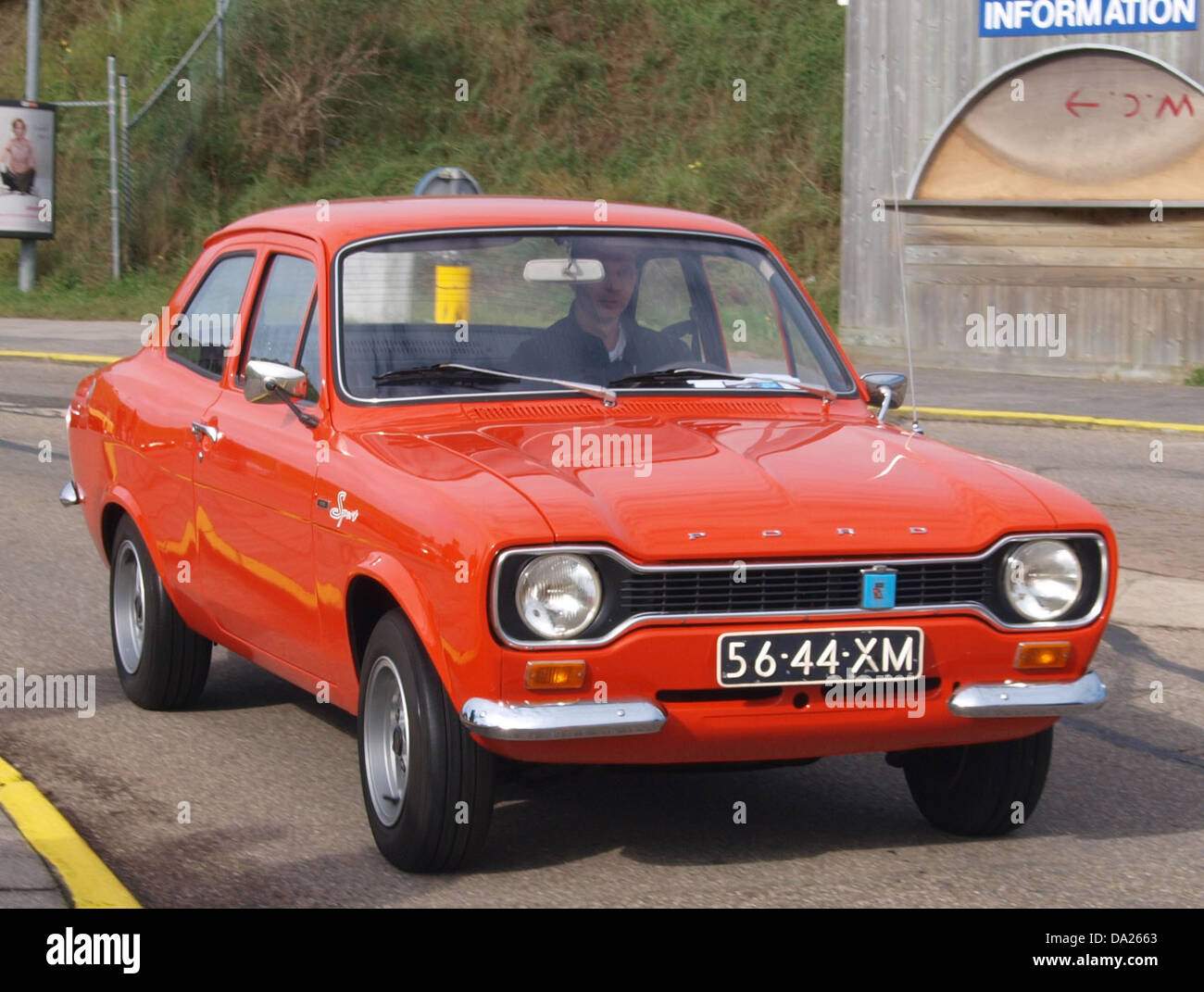 Der Ford Escort Sport 1300 von 1973, der 2010 auf dem Nationaal Oldtimer Festival in Zandvoort ausgestellt wurde, ist ein klassisches Beispiel für das Automobildesign der 1970er Jahre. Dieses Modell ist bekannt für seine kompakte Größe und seine sportlichen Merkmale und bleibt ein begehrtes Sammlerstück für Autofahrer und Oldtimer-Fans. Stockfoto
