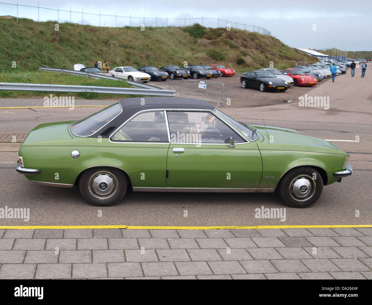 Dieses Foto zeigt einen Opel Commodore Automatic aus dem Jahr 1973 beim Nationaal Oldtimer Festival, das 2010 in Zandvoort stattfand und Oldtimer und Automobilgeschichte zelebriert. Stockfoto