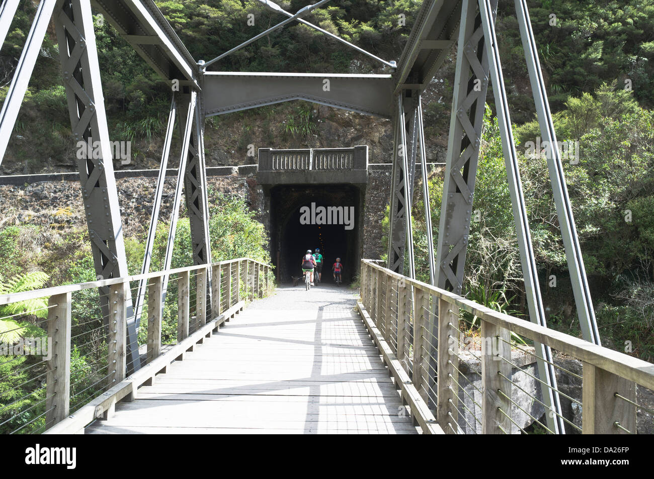 dh überbrücken KARANGAHAKE GORGE Neuseeland Leute mit Fahrrad auf Fußweg durch Bergbau tunnel Stockfoto