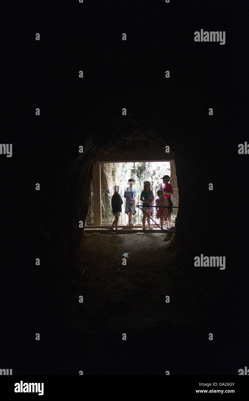dh KARANGAHAKE SCHLUCHT NEUSEELAND Kinder schauen in den Bergbautunnel Eingang Höhle Kinder Innenraum Stockfoto