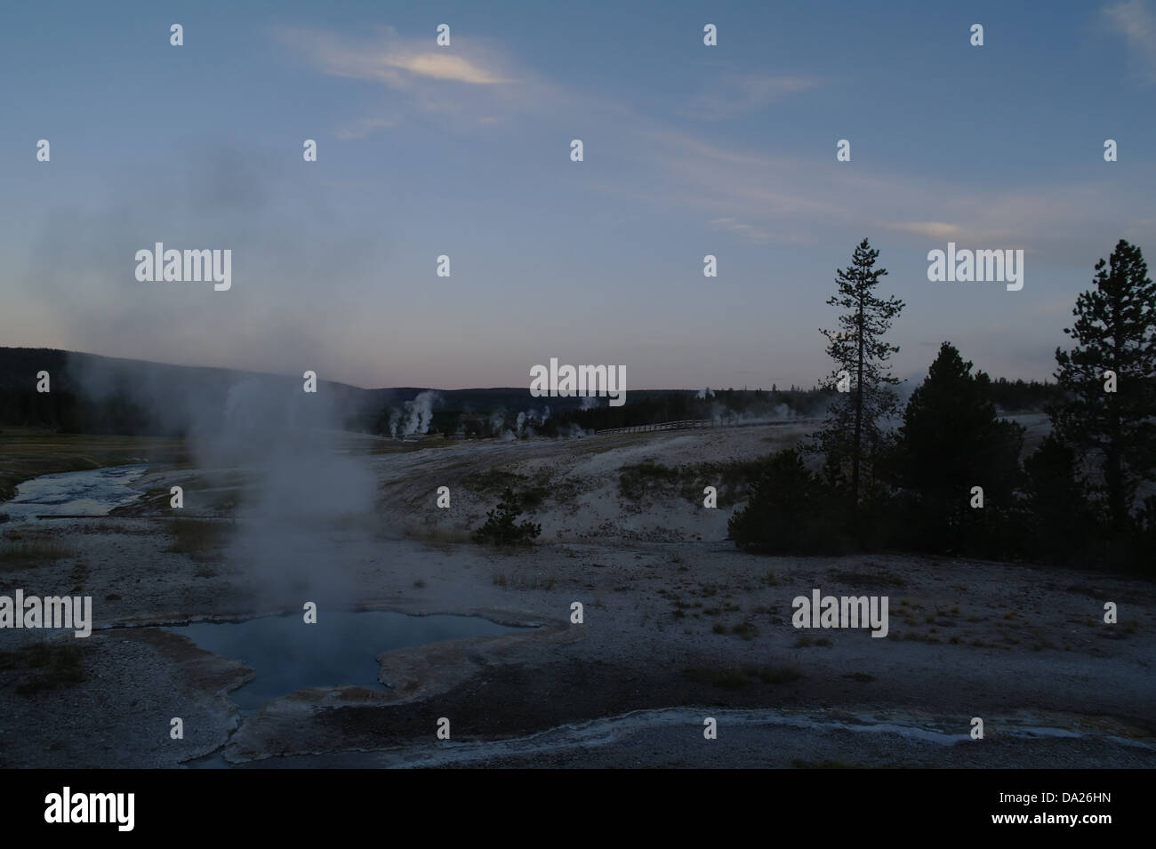 Blaue Dämmerung Himmelsblick, Nord-Geyser Hill, Dampf steigende Blue Star Frühjahr, Old Faithful Group, Upper Geyser Basin, Yellowstone Stockfoto