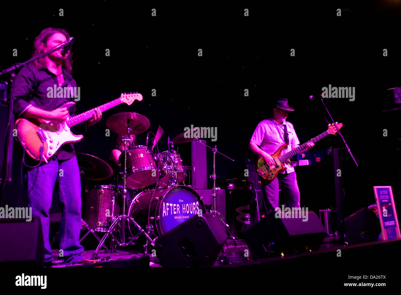 Ann Batty auf Trommel, Doug Long am Bass und Lee Wharton auf Fender Stratocaster, die live an den Herzog Ecke in Dundee, Großbritannien Stockfoto