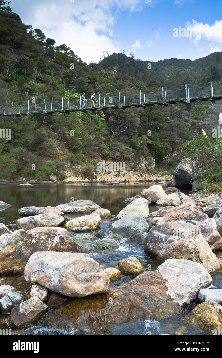 dh Waitawheta River KARANGAHAKE GORGE NEUSEELAND Walking paar auf Fußweg Brücke über Schlucht Fußgängerbrücke Menschen Trail überqueren Fluss Stockfoto