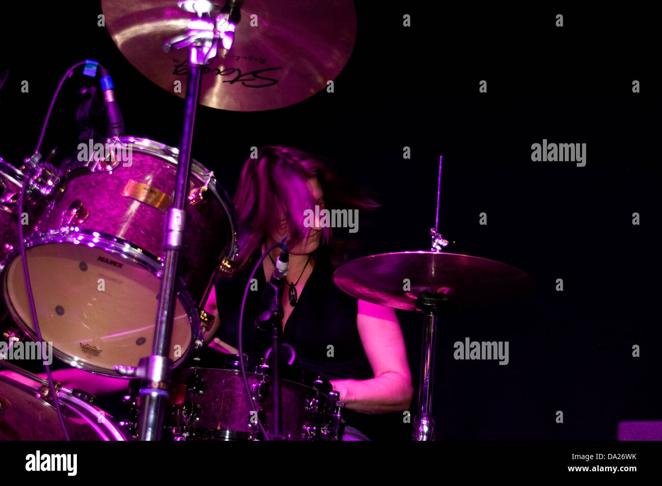 Nach Stunden Blues Band Drummer Ann Batty die live in Herzogs Ecke während 2013 Blues Bonanza in Dundee, Großbritannien Stockfoto