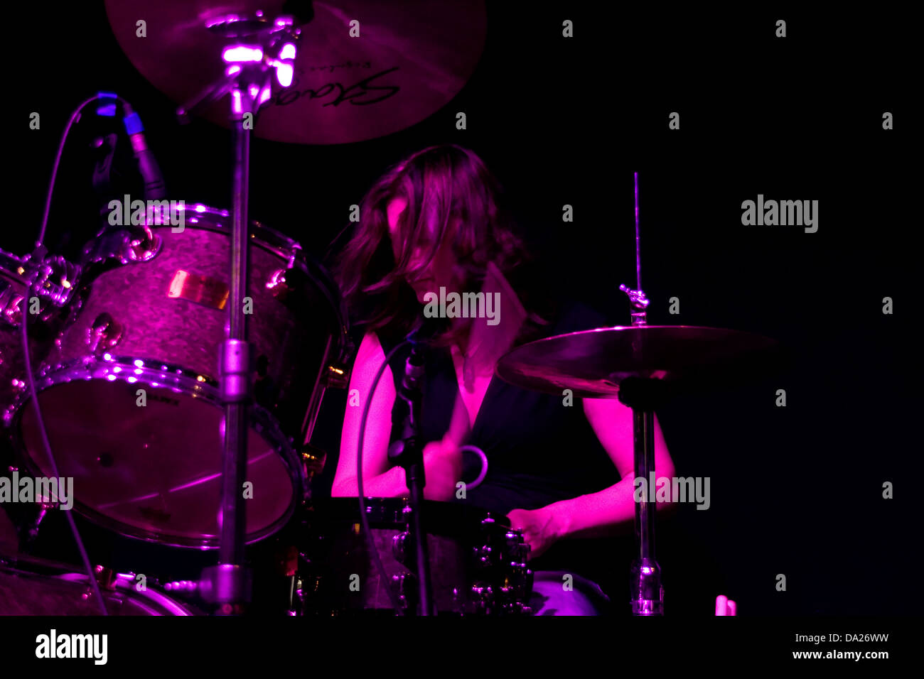 Die nach Stunden Blues Band Drummer Ann Batty in Aktion während der Blues Bonanza 2013 in Dundee, Großbritannien Stockfoto