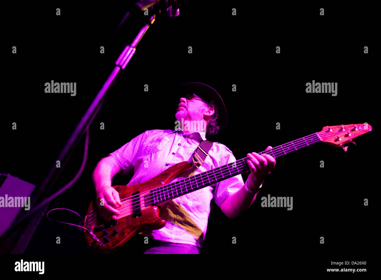 Doug Long 1998 Alembic Essenz 5 Bass Gitarre zu spielen, während einer live-Performance Herzogss Ecke in Dundee, Großbritannien Stockfoto