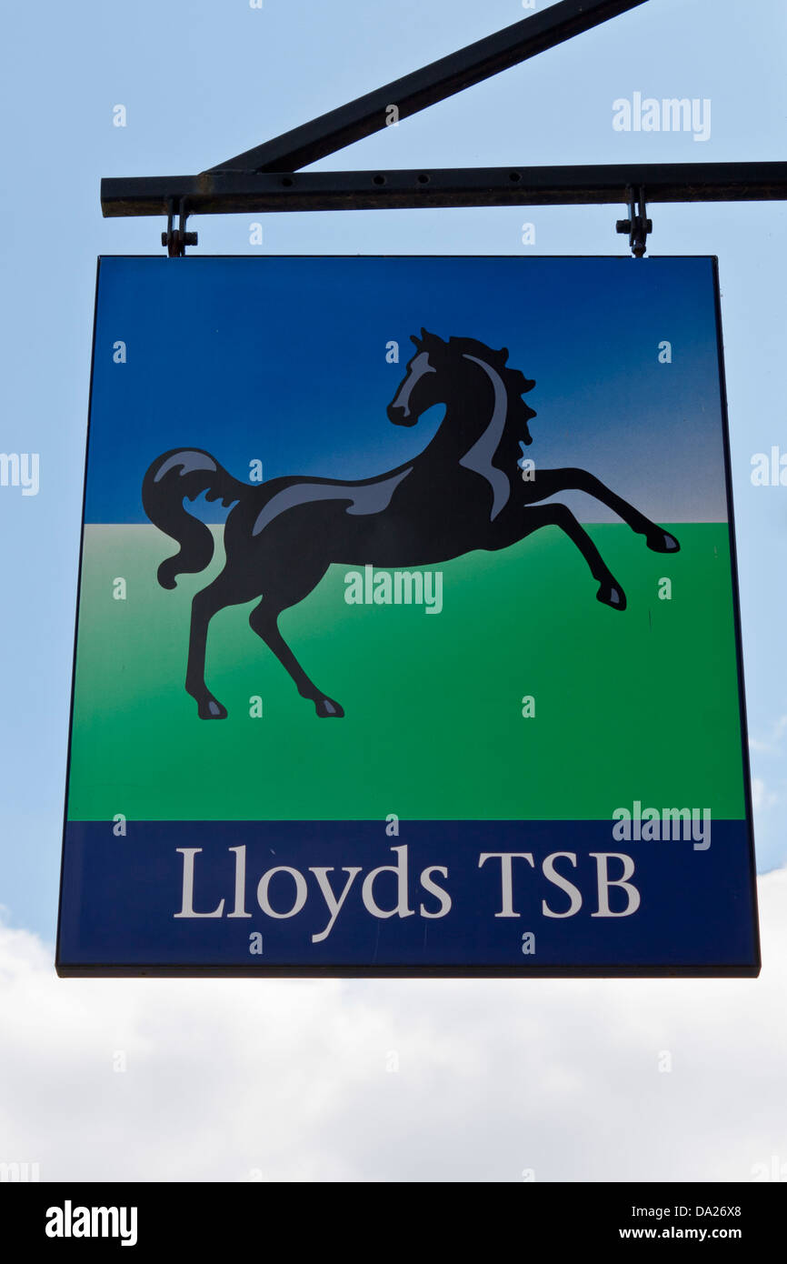 UK-Hautpstraße banking Gruppe Lloyds TSB Schild über Bank mit legendären schwarzen tänzelnden Pferd. Stockfoto