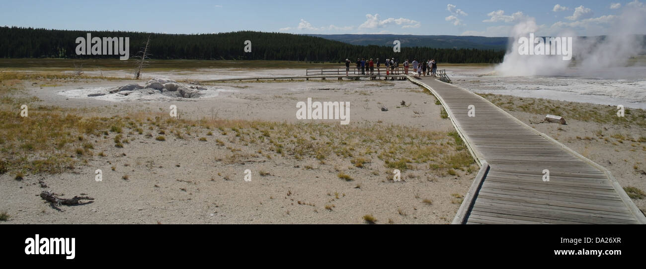 Blauer Himmel Sinter Wohnungen anzeigen Touristen stehen Ende Promenade beobachtete Eruption Clepsydra Geyser, Lower Geyser Basin, Yellowstone Stockfoto