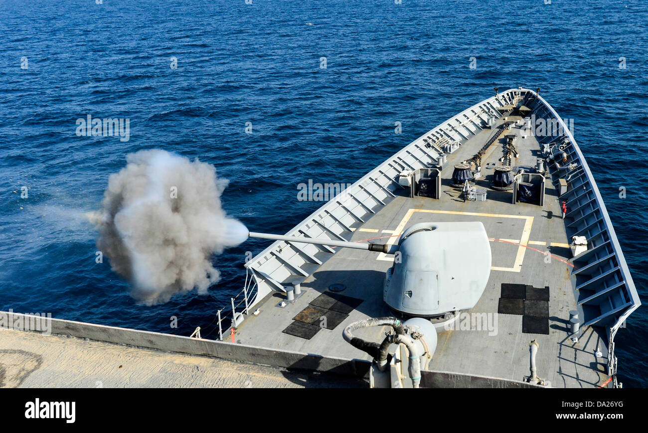 U.S. Navy geführte Flugkörper Kreuzer USS Monterey feuert seine MK-45 5-Zoll, Kaliber.54-leichte Gewehr während einer live-Feuer-Übung 27. Juni 2013 in das Arabische Meer. Stockfoto