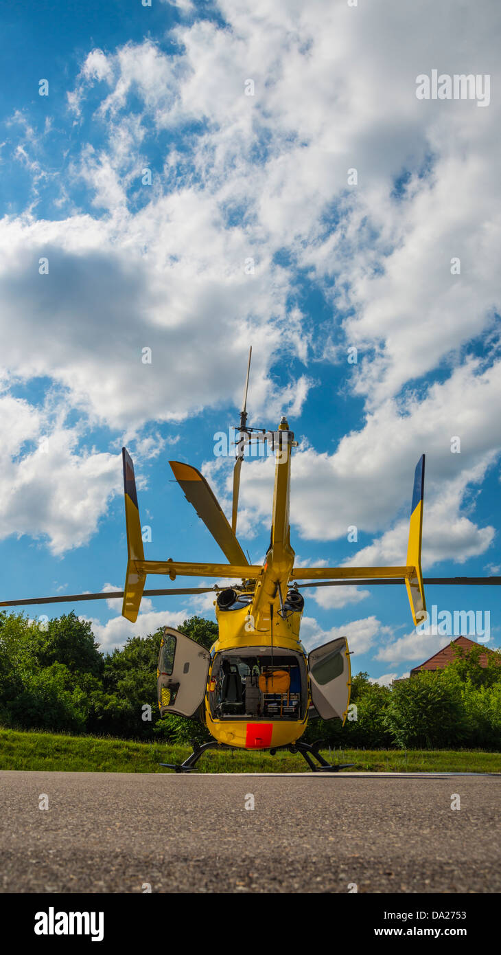 Sanitäter Helikopter bereit, Hochladen von Patienten mit Hintertüren öffnen Stockfoto