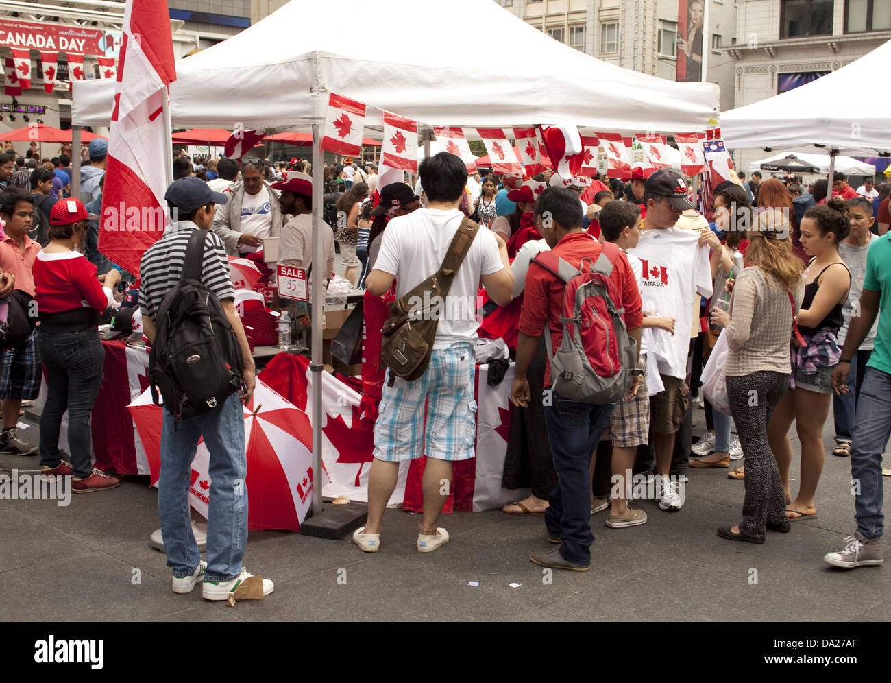 Toronto, Kanada. 1. Juli 2013. Menschen kaufen Bekleidung mit kanadischen Symbolen zu Selebrate Canada Day am Yonge-Dundas square 1. Juli 2013 in Toronto, Kanada. Bildnachweis: Igor Kisseleff/Alamy Live-Nachrichten Stockfoto