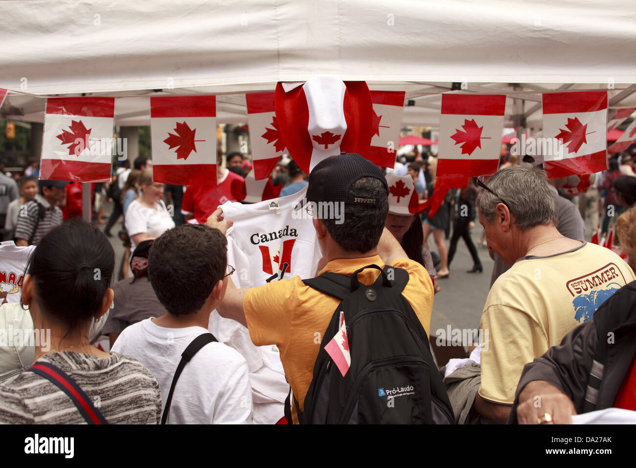 Toronto, Kanada. 1. Juli 2013. Menschen kaufen Bekleidung mit kanadischen Symbolen zu feiern Canada Day am Yonge-Dundas square 1. Juli 2013 in Toronto, Kanada. Bildnachweis: Igor Kisseleff/Alamy Live-Nachrichten Stockfoto