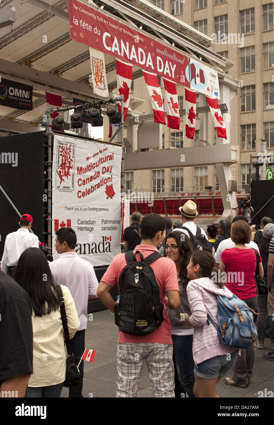 Toronto, Kanada. 1. Juli 2013. Menschen versammelten sich für multikulturelle Kanada Day Celebration am Yonge-Dundas Square 1. Juli 2013 in Toronto, Kanada. Bildnachweis: Igor Kisseleff/Alamy Live-Nachrichten Stockfoto