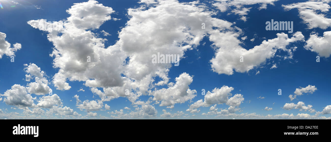 Panoramablick auf Wolken während hellen Tag mit Sonne Flair - genäht aus 9 Bilder Stockfoto