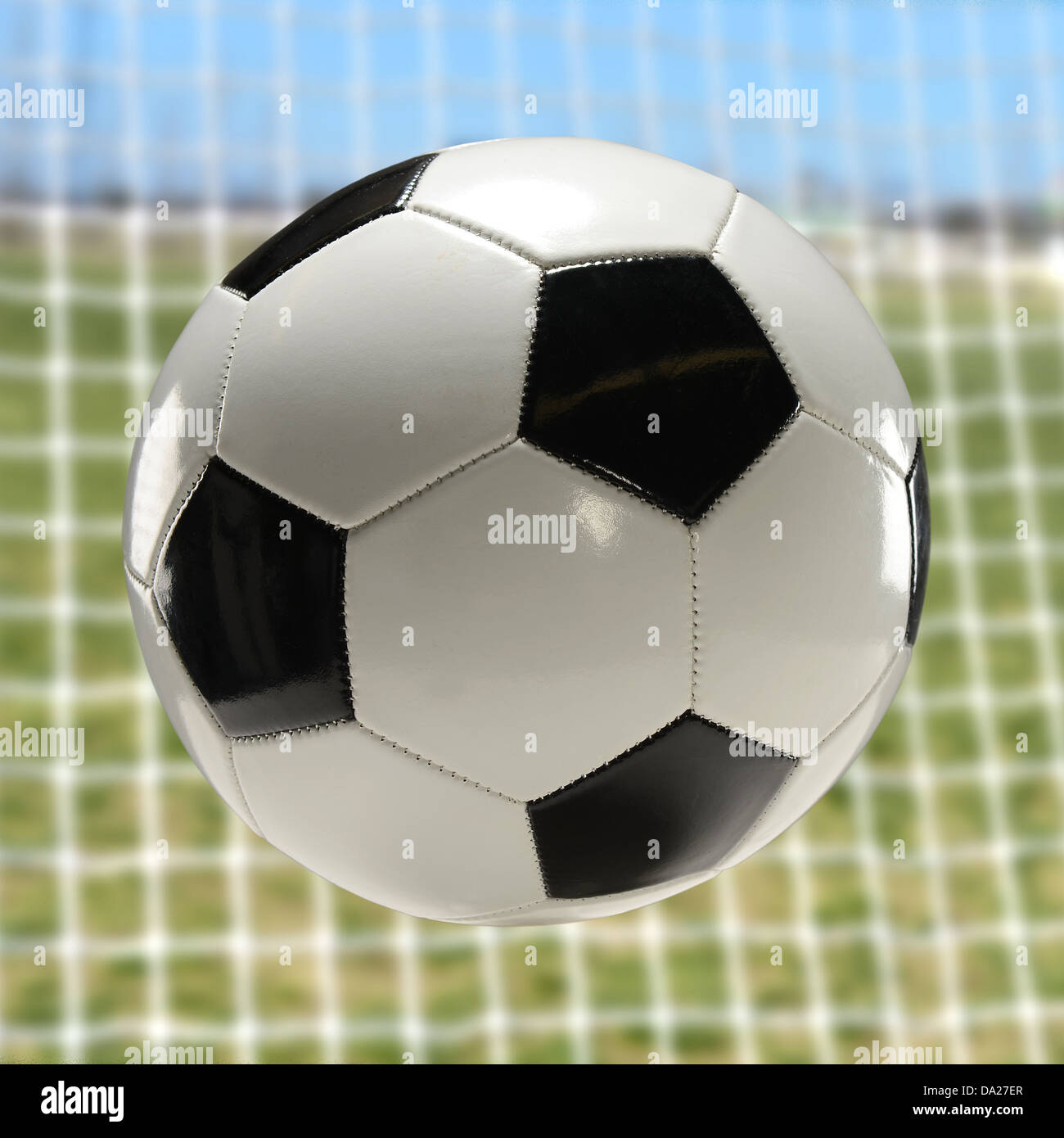 Fußball mit Ziel netto im Hintergrund Stockfoto