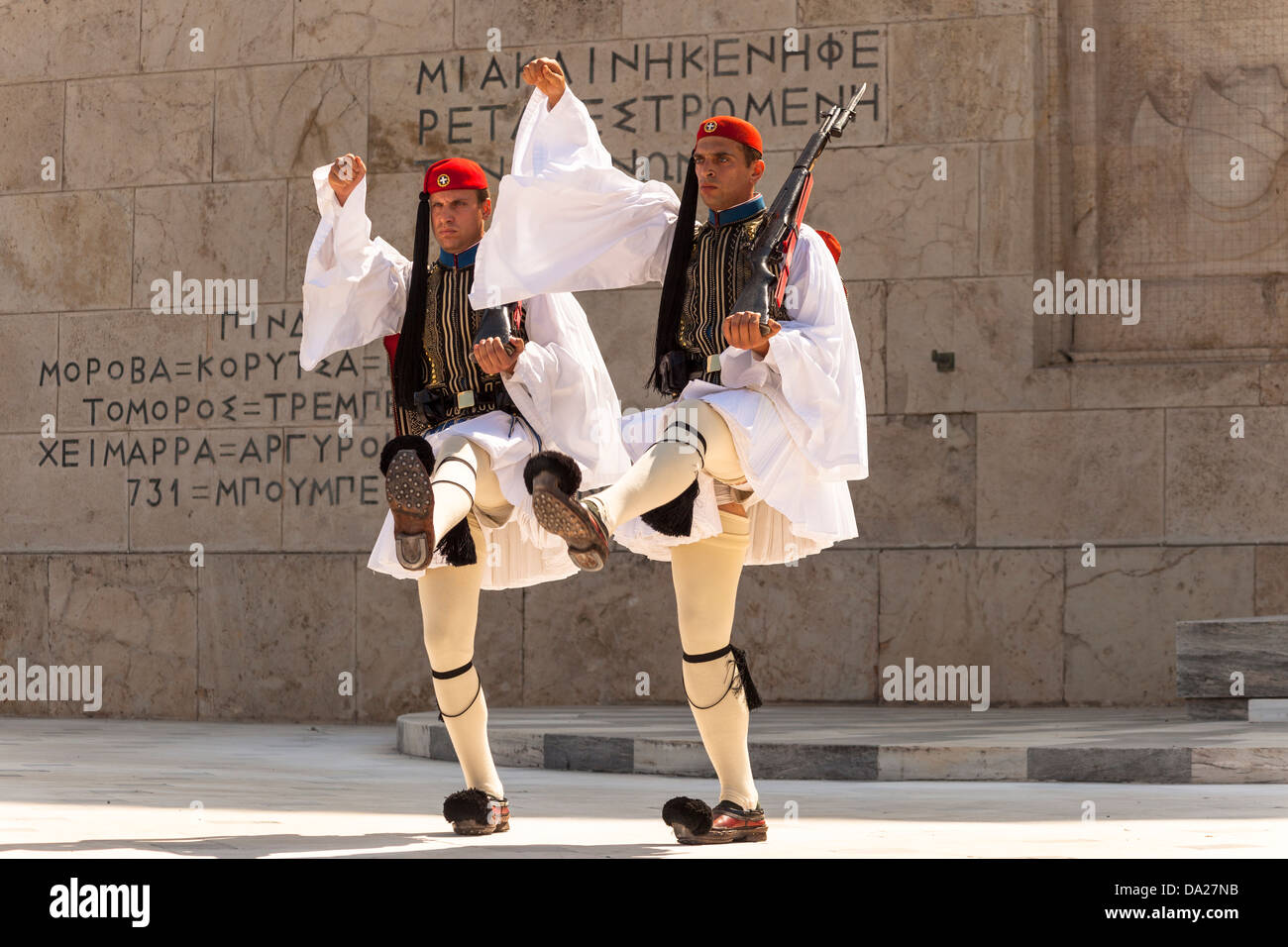 Griechische Soldaten, Evzonen, marschieren neben Grab des unbekannten Soldaten außerhalb Parlamentsgebäude, Athen, Griechenland Stockfoto