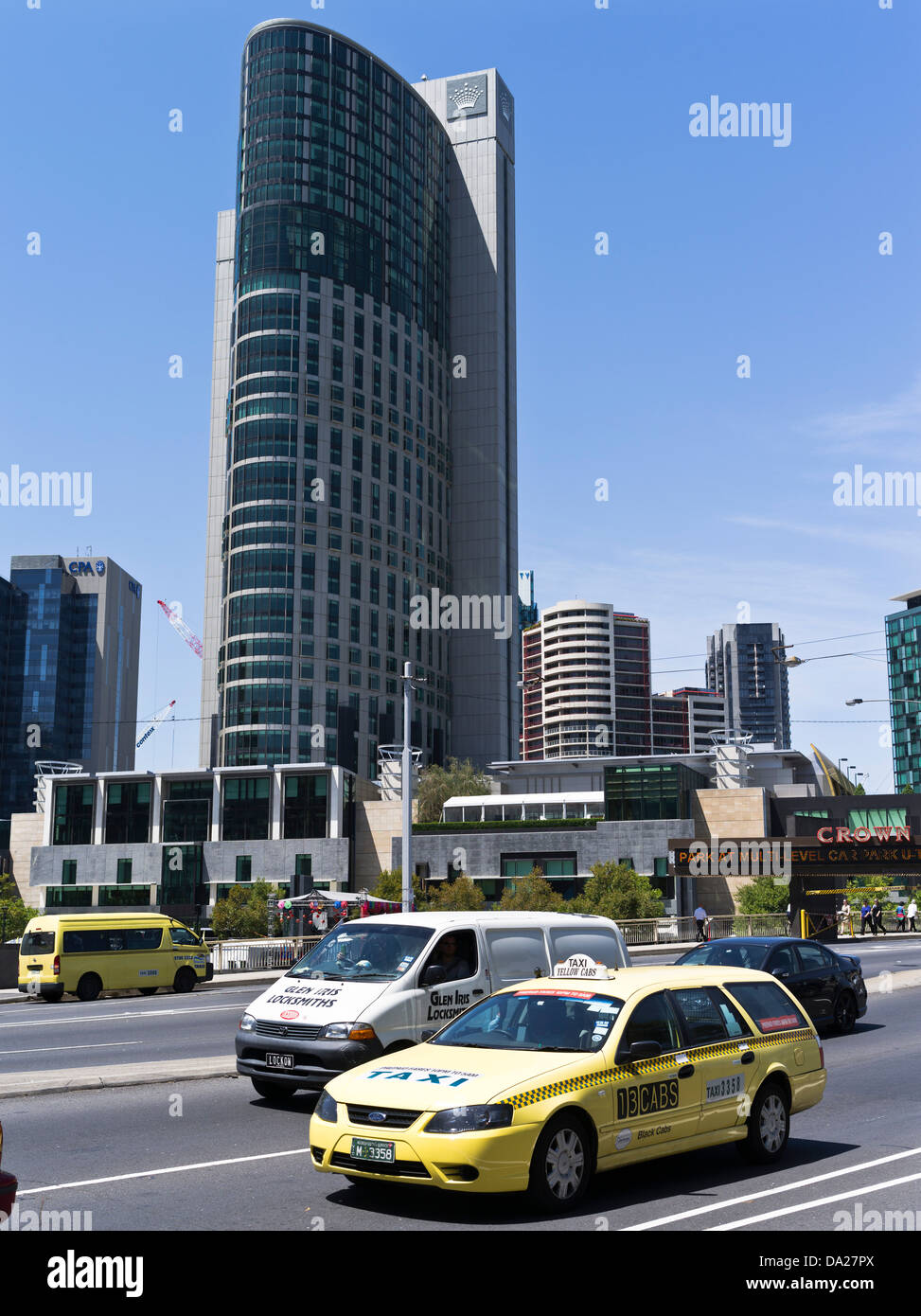 dh MELBOURNE Australien Yellow Taxi Taxi Auto, das Melbourne Taxis, und Crown Towers Southbank Stockfoto
