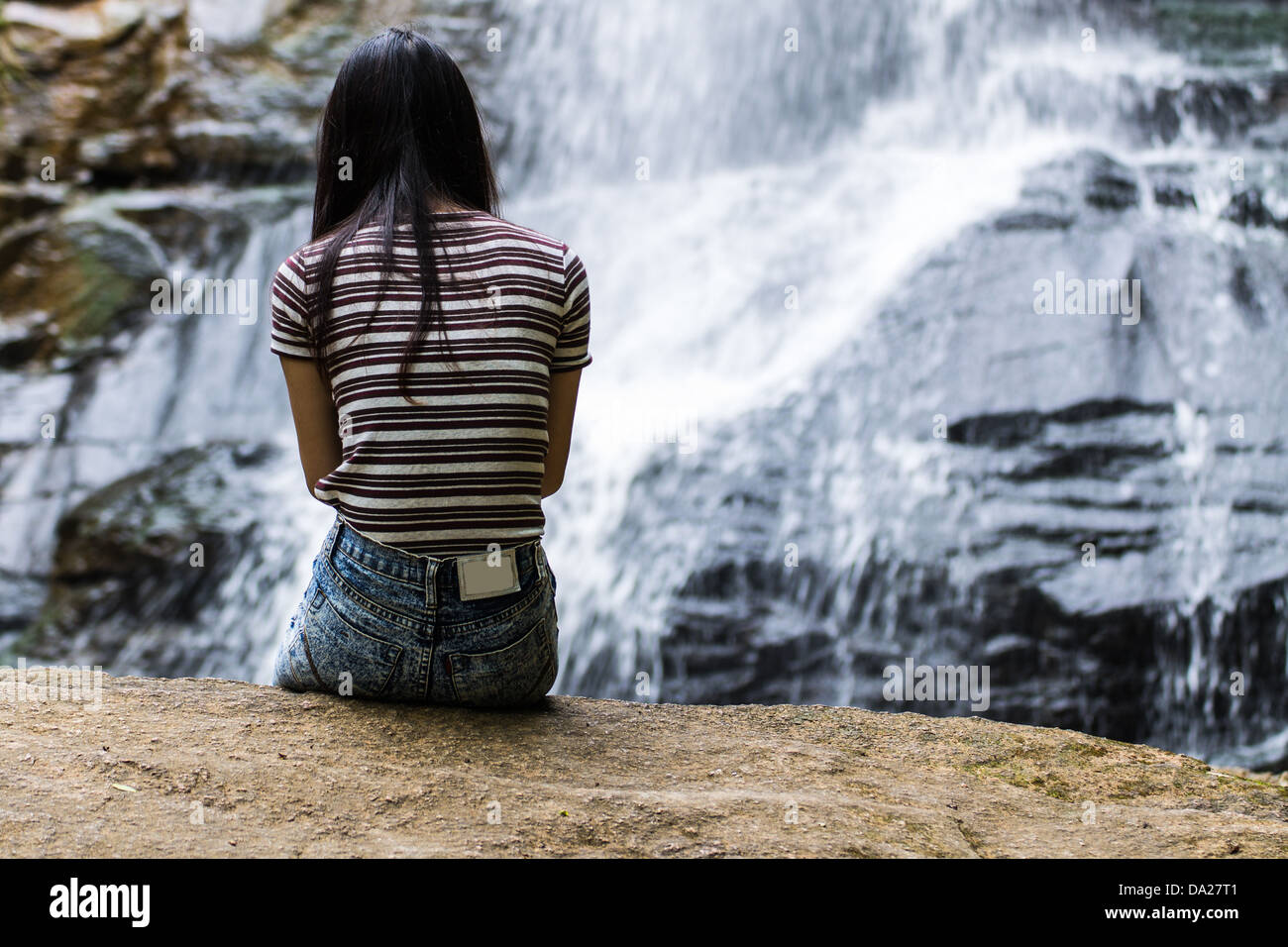 Mädchen schauen Tad Mork Wasserfall in Maerim, Chiangmai Thailand Stockfoto
