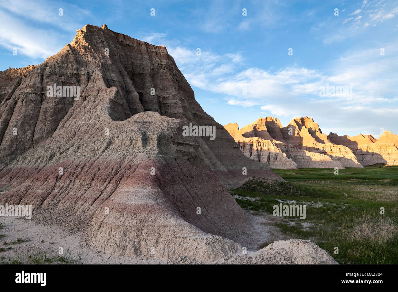 Wind, Wasser und Zeit kombinieren mit Sedimentgestein Schichten zu bilden Badlands Nationalpark in South Dakota. Stockfoto