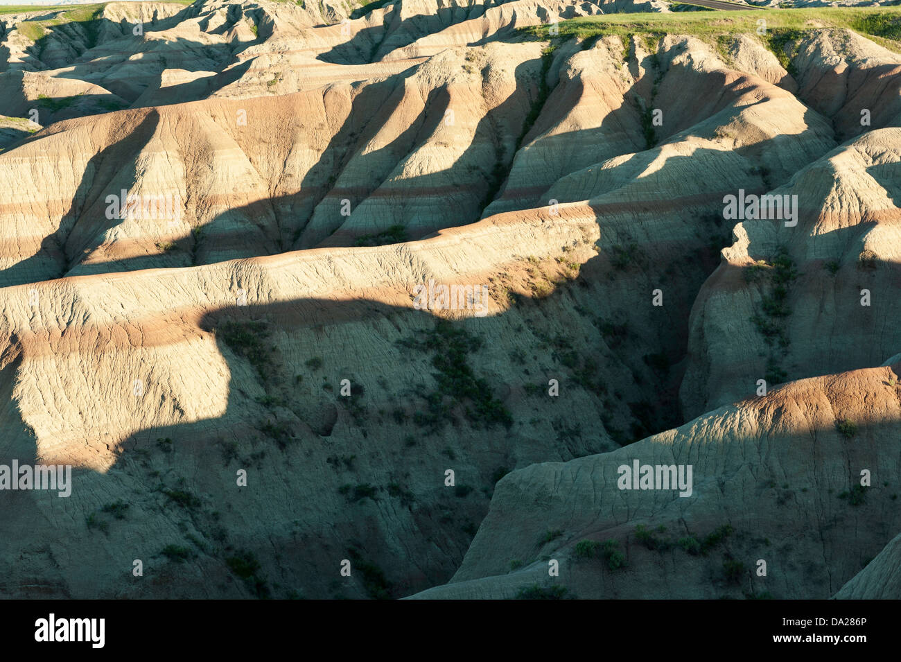 Wind, Wasser und Zeit kombinieren mit Sedimentgestein Schichten zu bilden Badlands Nationalpark in South Dakota. Stockfoto