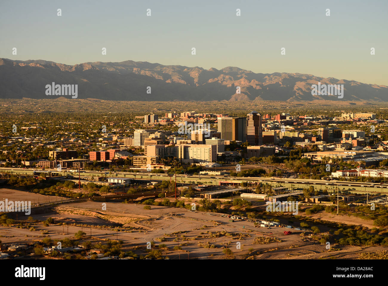 Tucson, Arizona, USA, mit den Santa Catalina Mountains im Coronado National Forest, Sonora-Wüste. Stockfoto