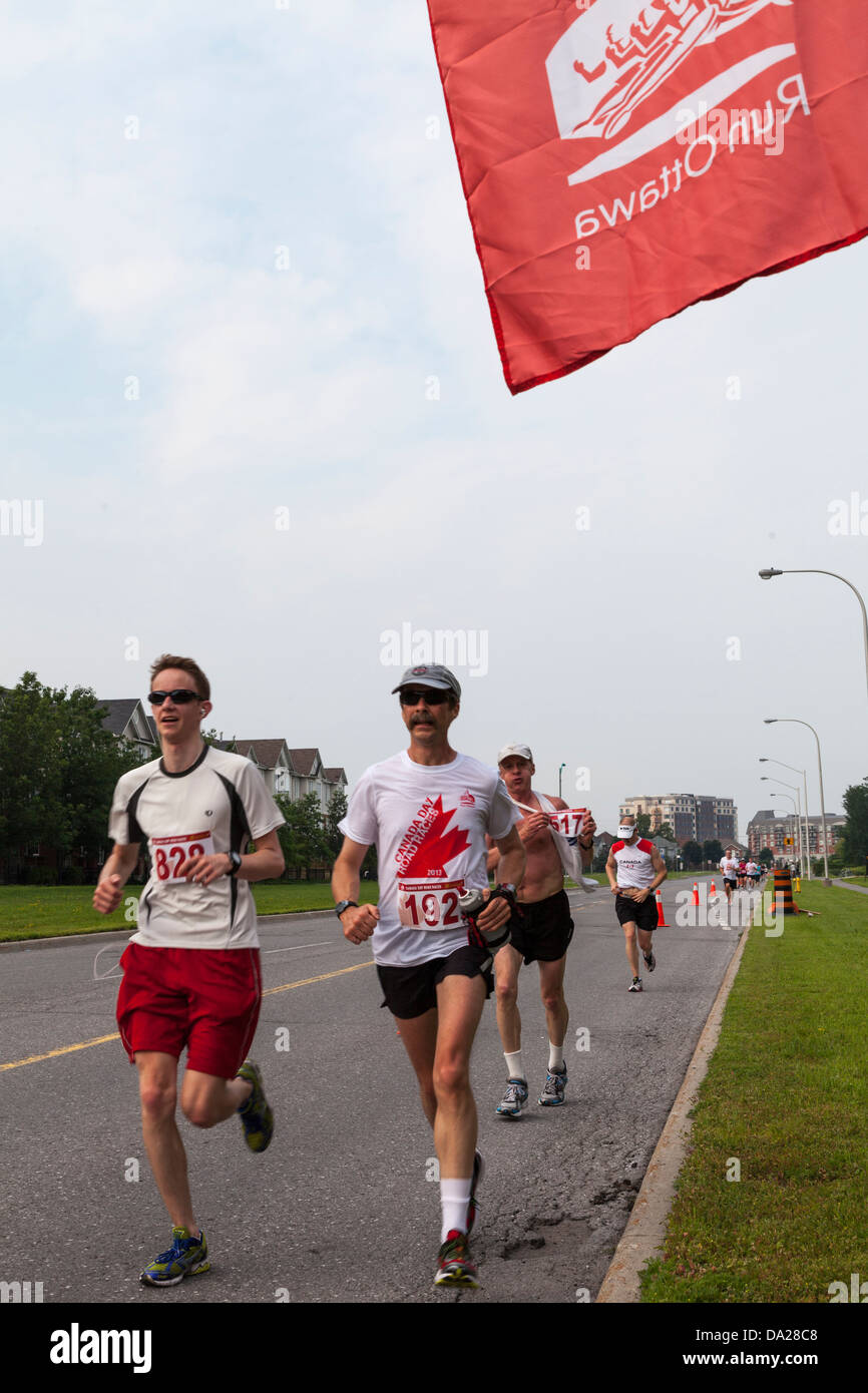 Läufer nähern sich die letzte Etappe der 10K laufen während der Ottawa laufen Veranstaltung am 1. Juli 2013. Stockfoto
