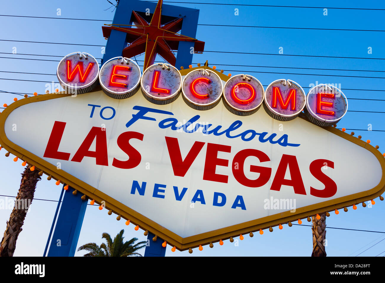 Welcome to Fabulous Las Vegas mit einem himmelblauen Hintergrund singen Stockfoto