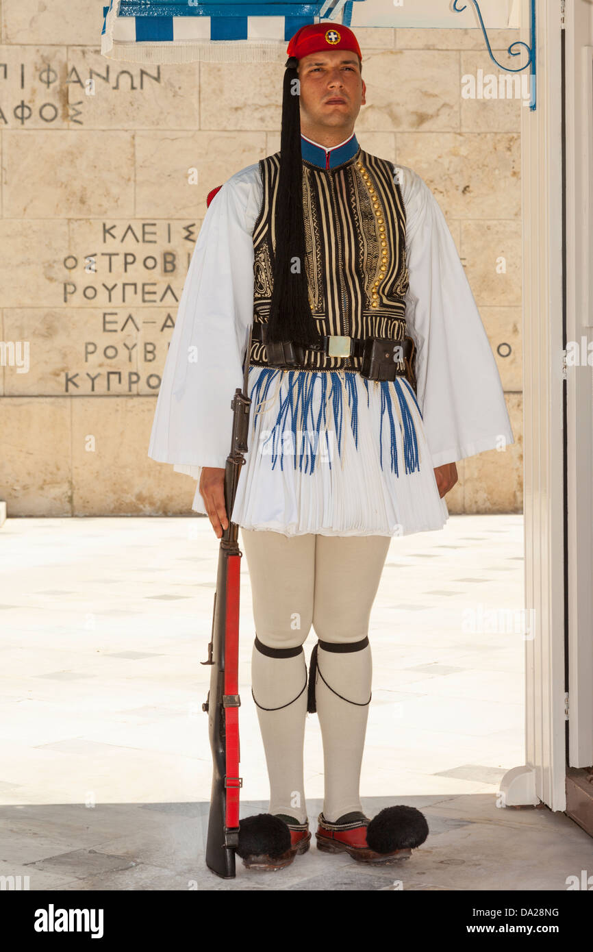 Griechischer Soldat, ein Evzone, auf Wache außerhalb des Parlamentsgebäudes, Athen, Griechenland Stockfoto