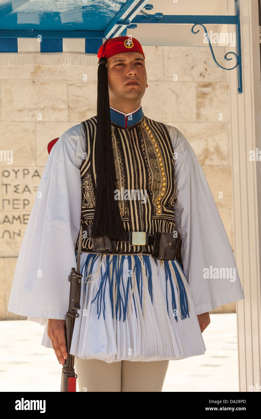 Griechischer Soldat, ein Evzone, auf Wache außerhalb des Parlamentsgebäudes, Athen, Griechenland Stockfoto