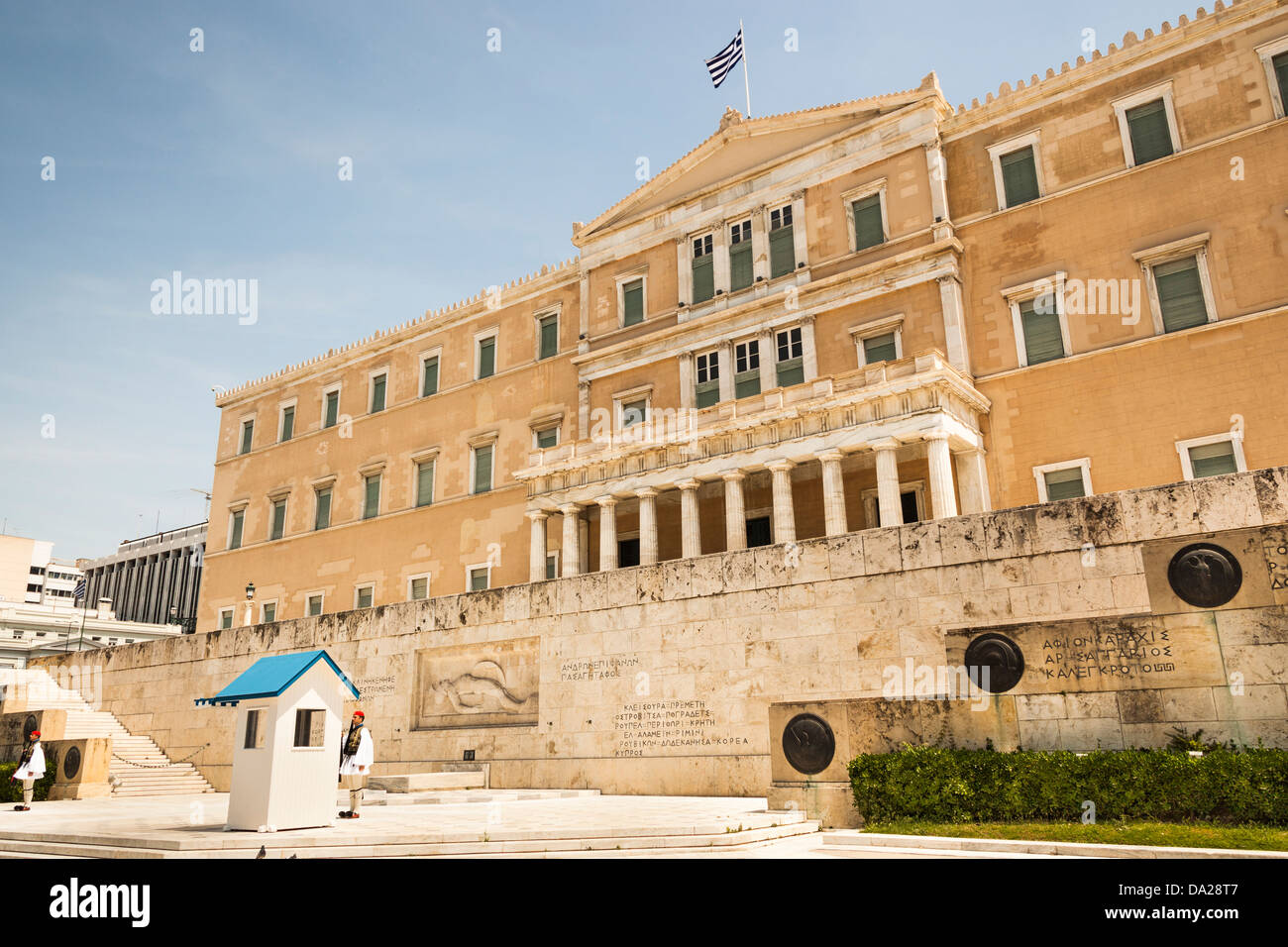 Das nationale Parlamentsgebäude und Grab des unbekannten Soldaten, Syntagma-Platz, Athen, Griechenland Stockfoto