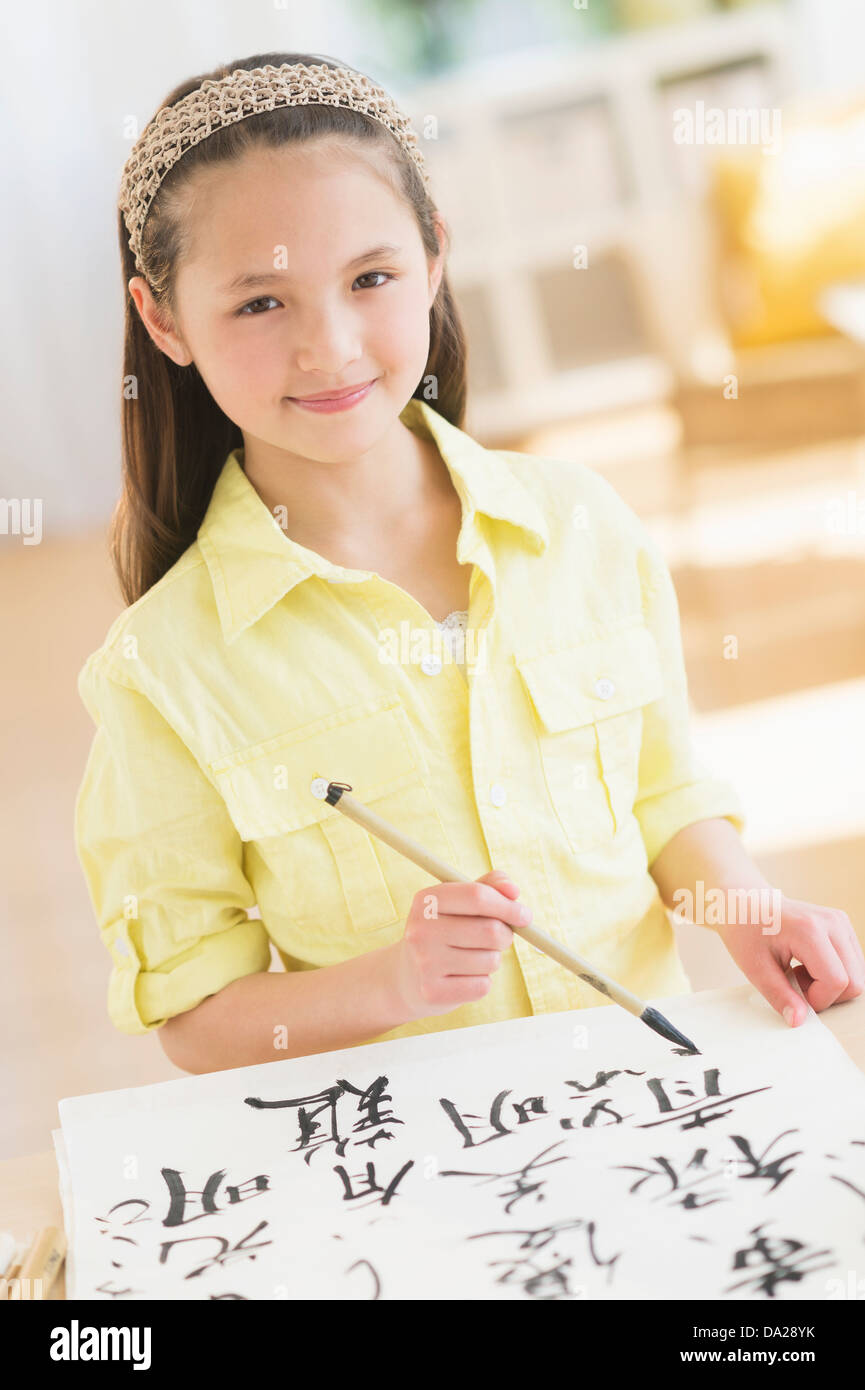 Porträt eines Mädchens (8-9) Malerei japanische Symbole Stockfoto