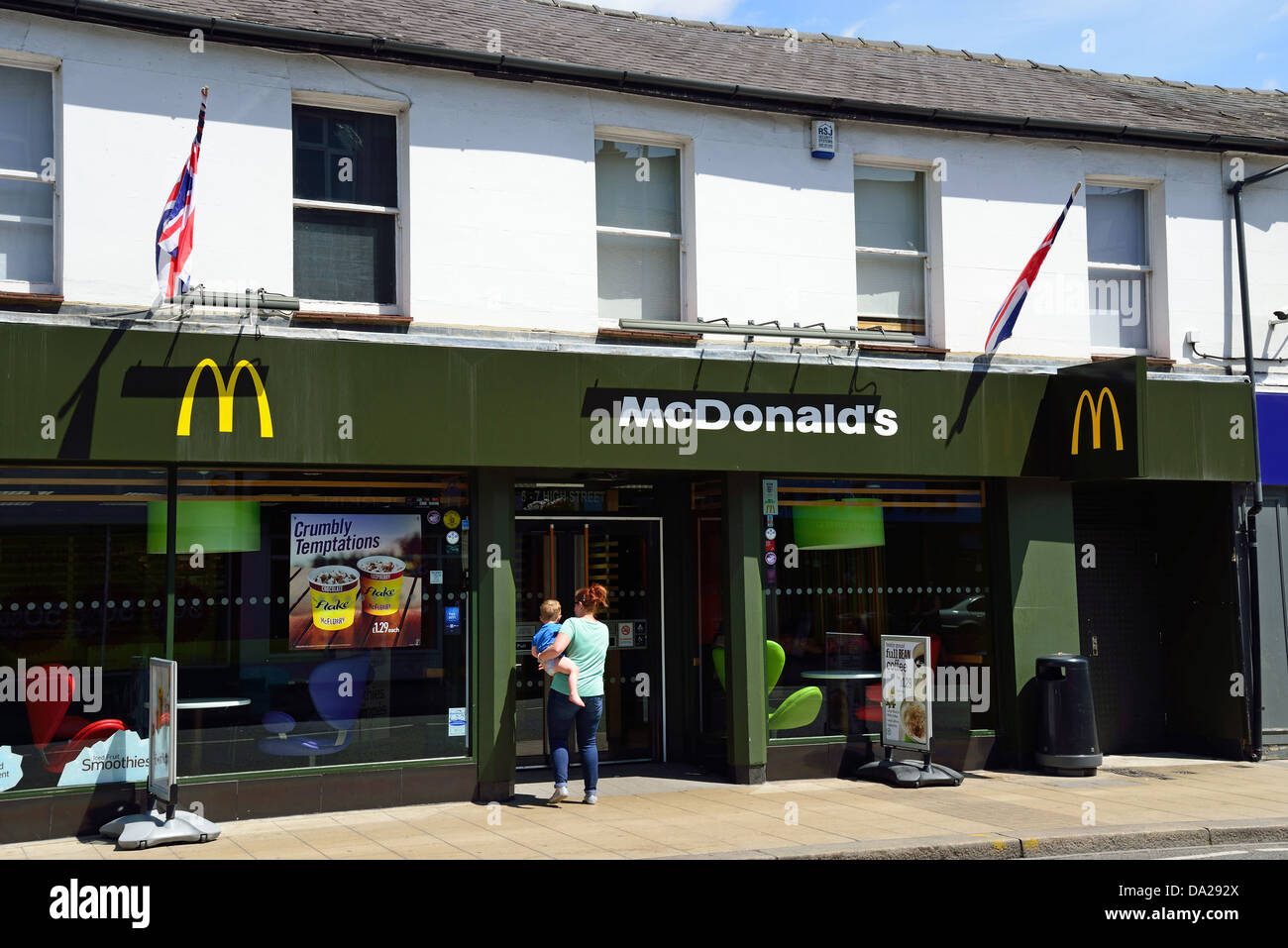 McDonald's Restaurant, High Street, Walton-on-Thames, Surrey, England, Vereinigtes Königreich Stockfoto