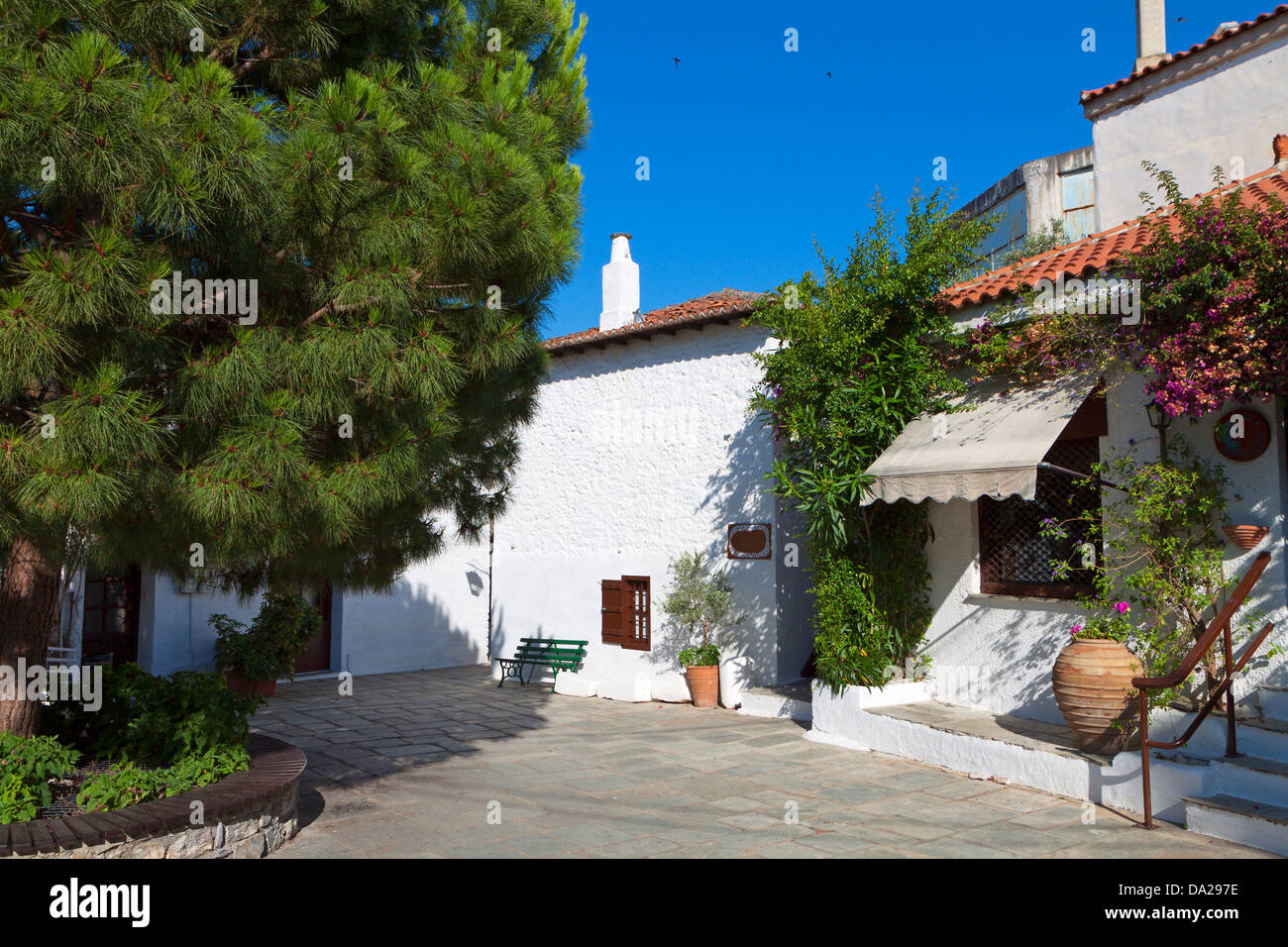 Traditionellen Gassen und Häuser auf Skiathos Insel in Griechenland. Spezifische Haus Papadiamantis berühmte griechische Schriftsteller gehörte. Stockfoto