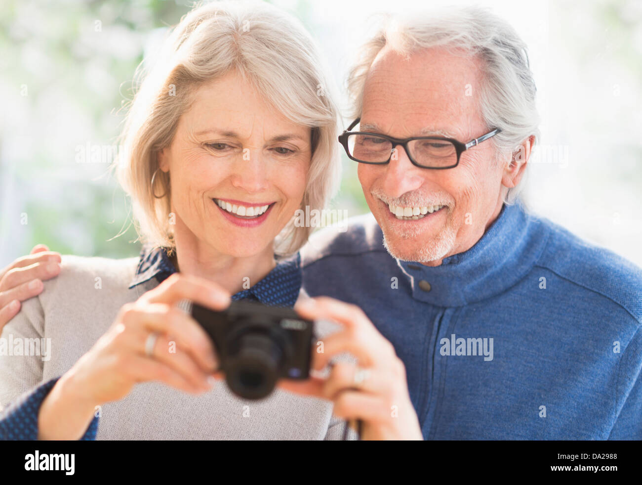 Lächelnd älteres Paar mit Digitalkamera Stockfoto