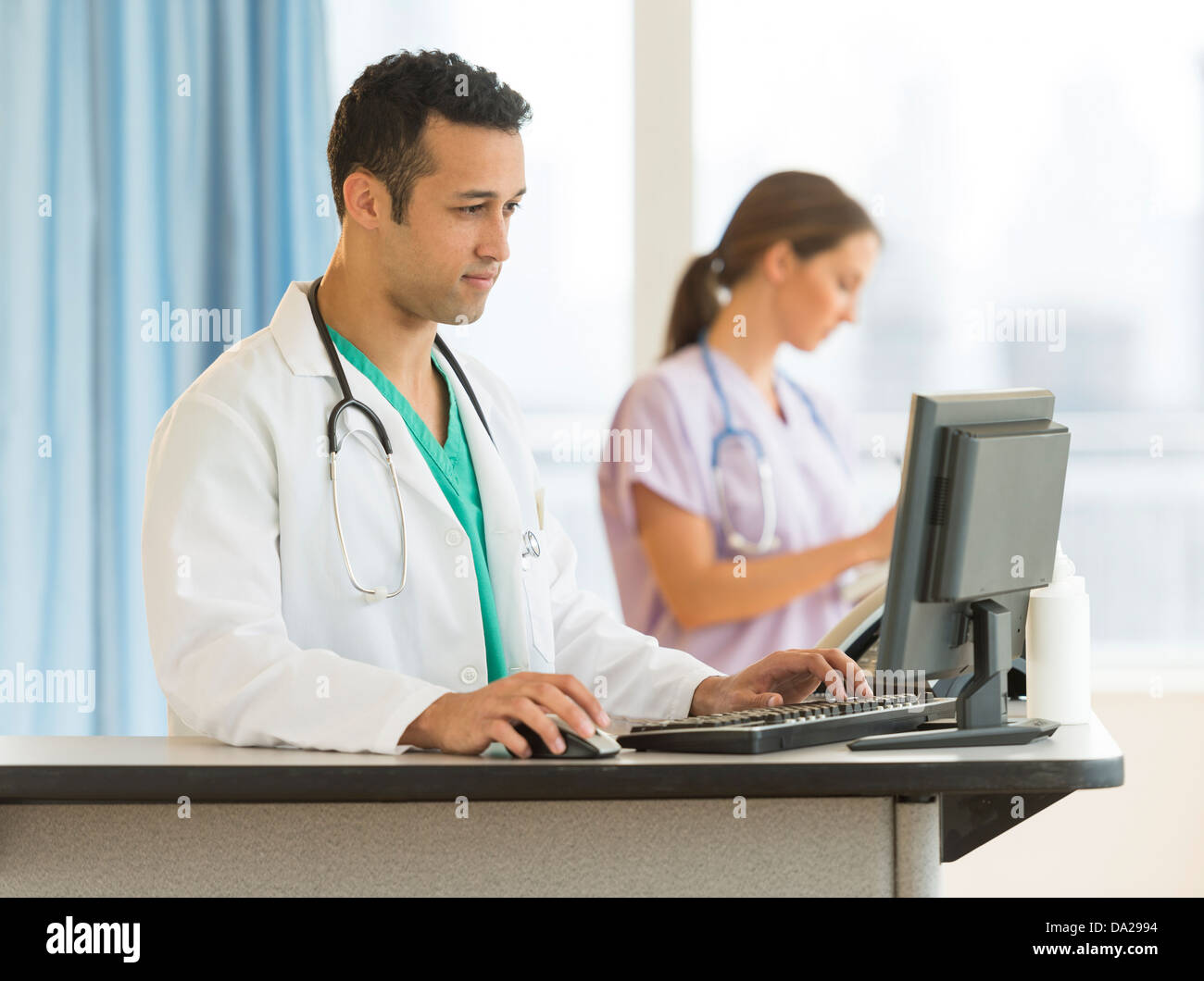 Männlichen und weiblichen Krankenschwestern, Krankenschwester Station im Krankenhaus Stockfoto
