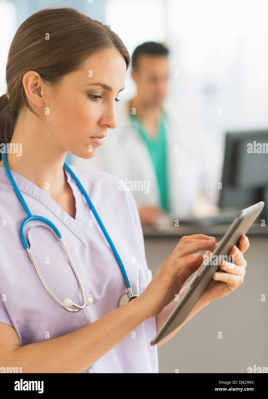 Weibliche und männliche Krankenschwestern, Krankenschwester Station im Krankenhaus Stockfoto