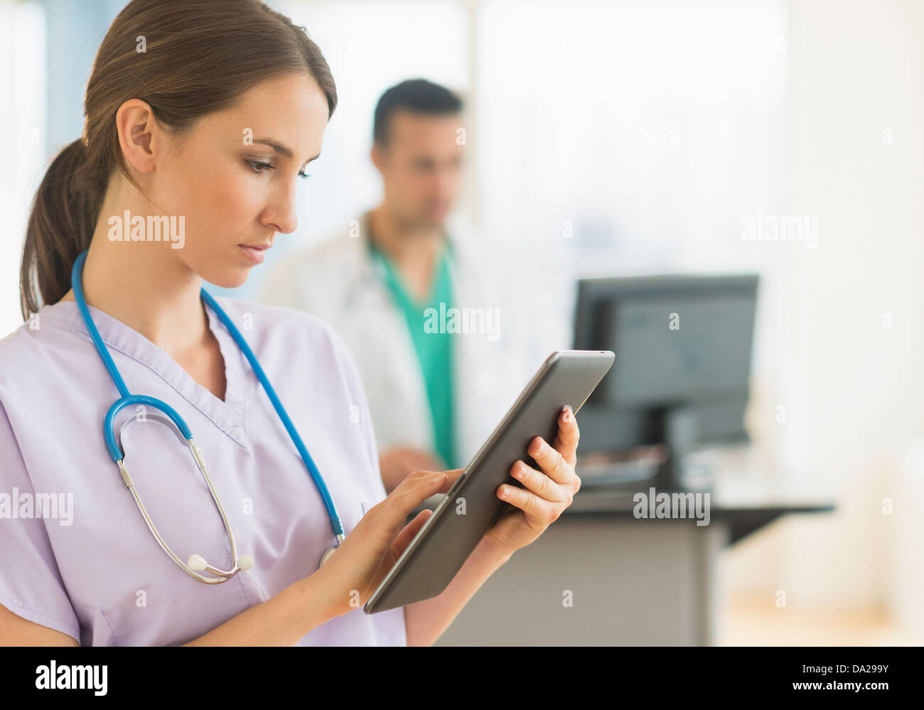 Weibliche und männliche Krankenschwestern, Krankenschwester Station im Krankenhaus Stockfoto
