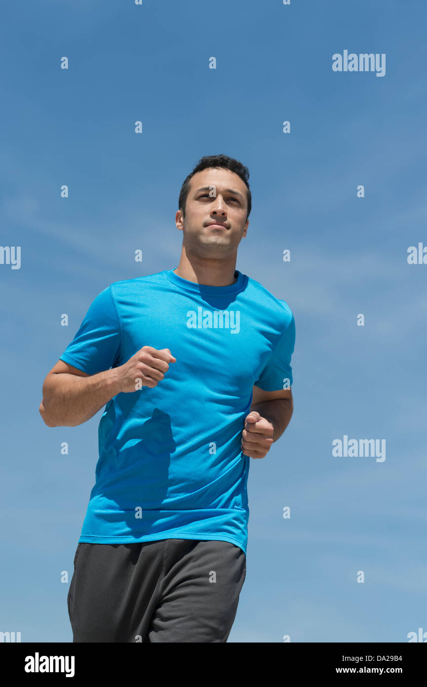 Junger Mann läuft Stockfoto