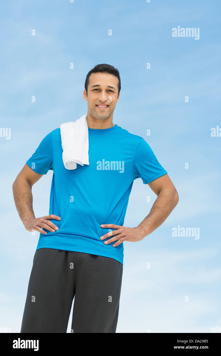 Junger Mann ruht nach der Ausführung Stockfoto