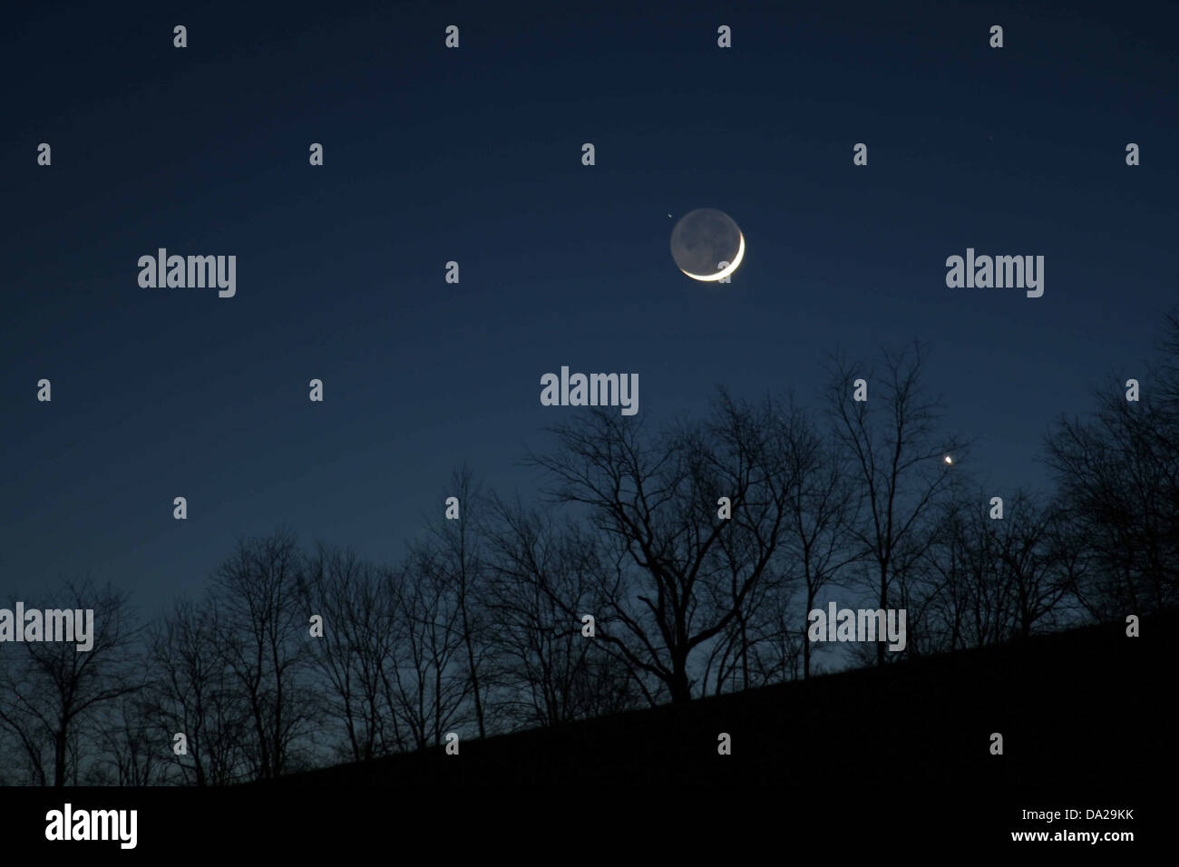 Sonnenuntergang Sonnenaufgang Halbmond Mond Sterne Sterne Berg Berge Baum Baume Himmel Nacht Horizontale Silhouette Stockfotografie Alamy