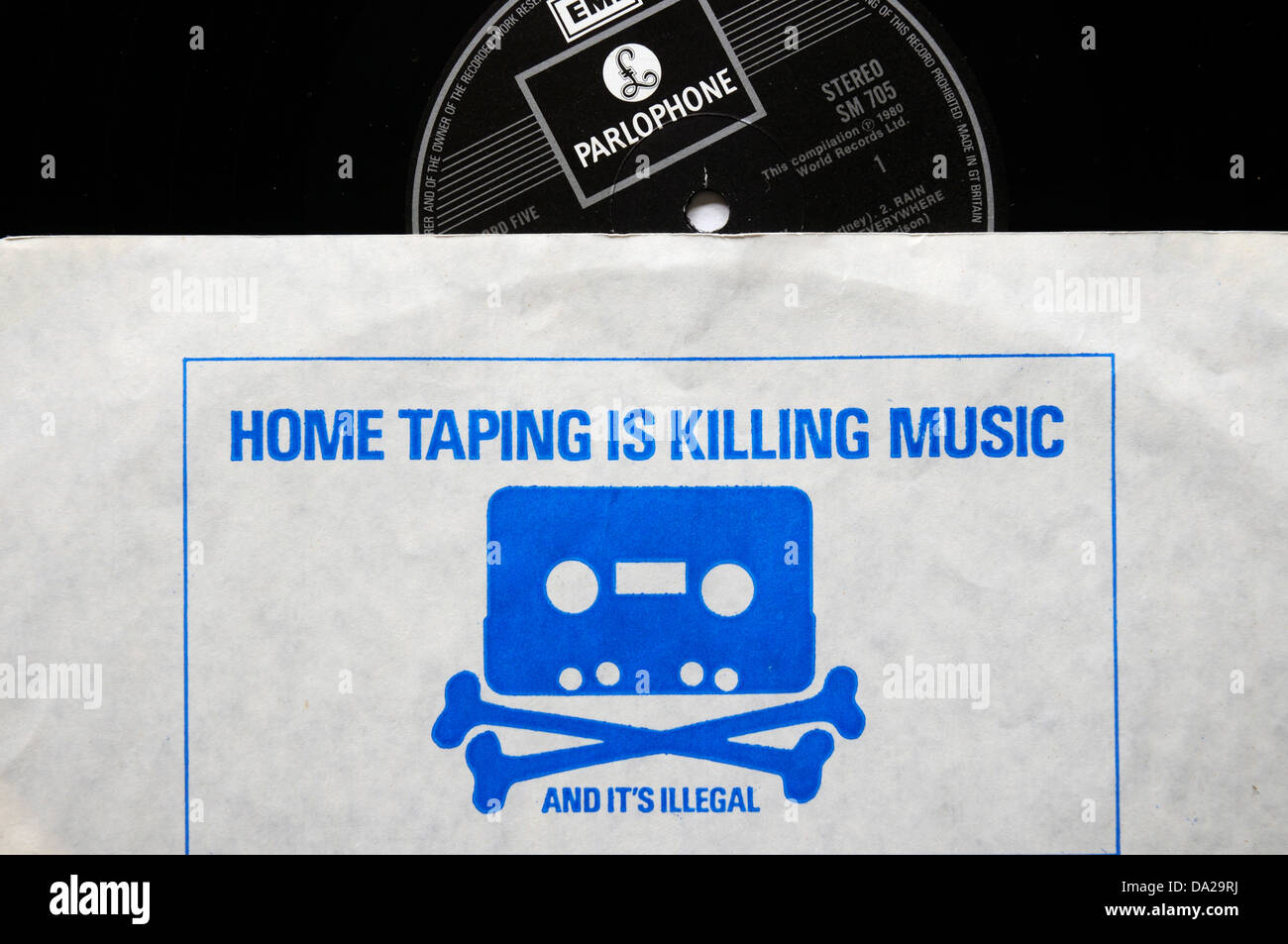 Eine gedruckte Warnung auf eine innere Plattencover sagen "home taping Musik zu töten" Stockfoto